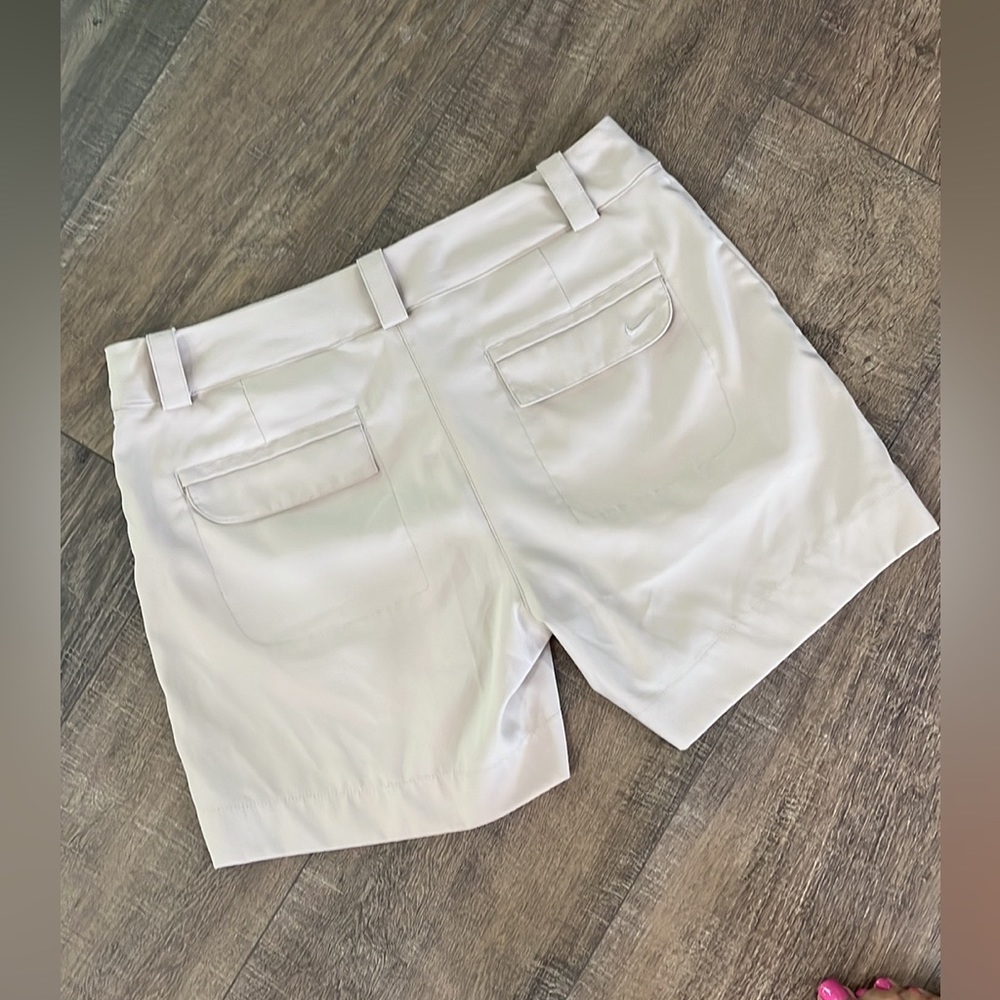 Nike Golf Tour Performance Khaki Shorts Size 6 Womens NWOT. 
L